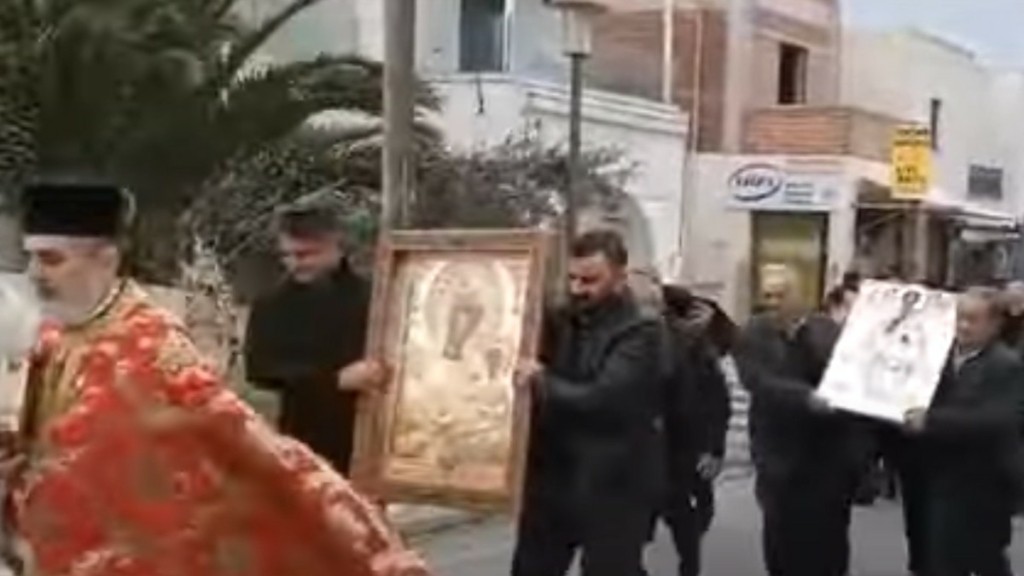 Σαντορίνη: Λιτανεία κατά των σεισμών με λάβαρα, σημαίες και ιερά κειμήλια (vid)