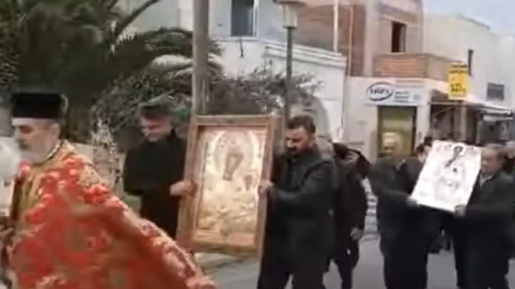 Σαντορίνη: Λιτανεία κατά των σεισμών με λάβαρα, σημαίες και ιερά κειμήλια (vid)