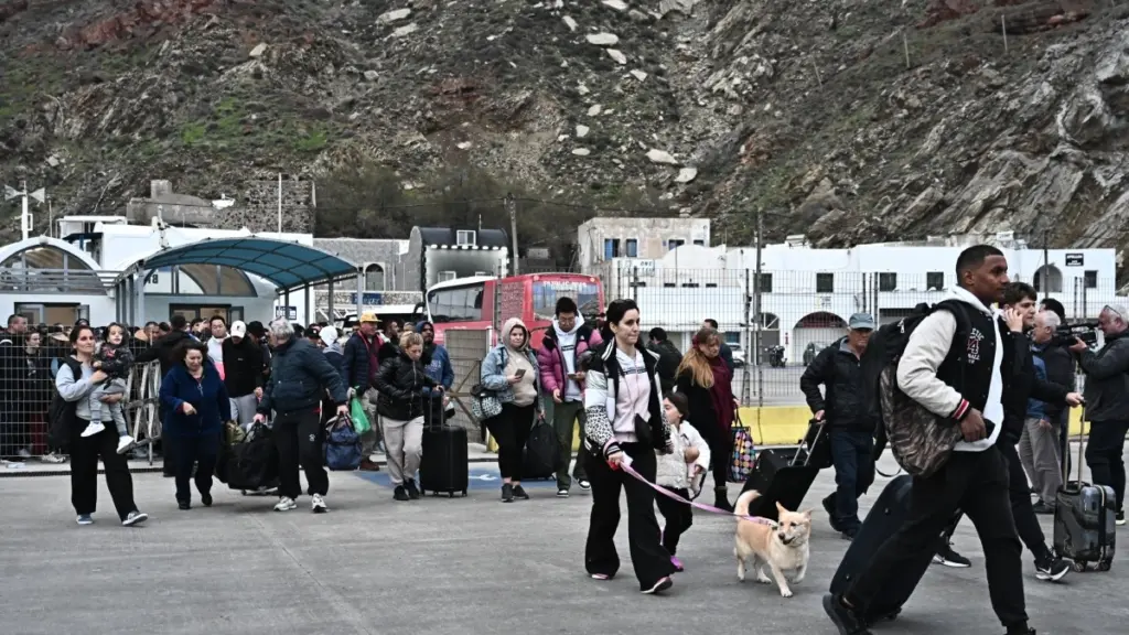 Μπαράζ σεισμών στη Σαντορίνη – “Υπαρκτό το σενάριο για δόνηση πάνω από 6 Ρίχτερ” λέει ο Λέκκας