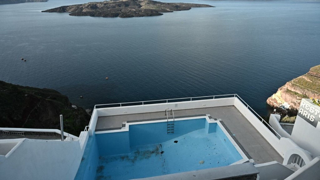 Απόκοσμες εικόνες από την Σαντορίνη – Άδειοι δρόμοι και απόλυτη ησυχία (ΒΙΝΤΕΟ)