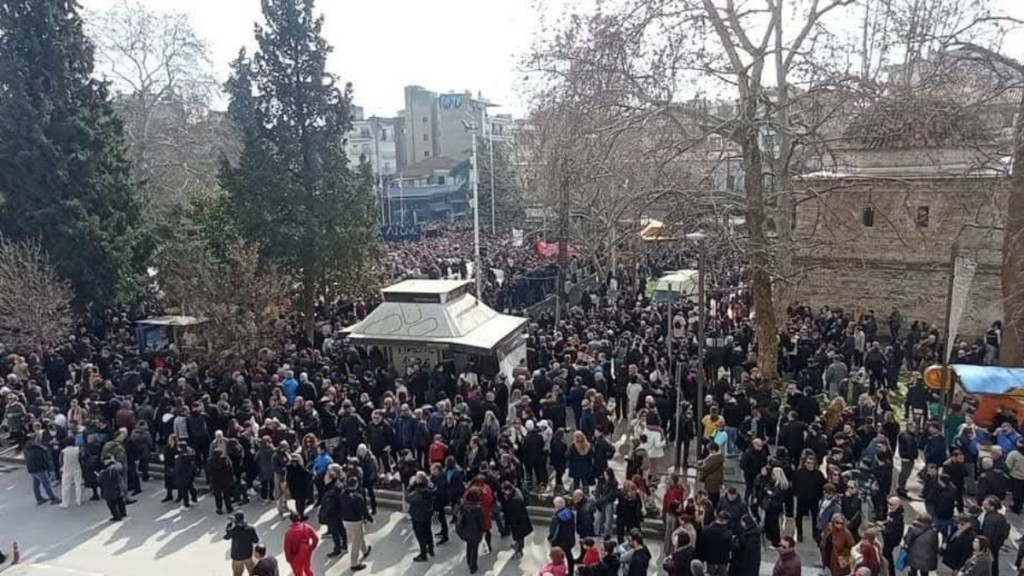 Σέρρες: Πλήθος κόσμου στους δρόμους για την τραγωδία στα Τέμπη