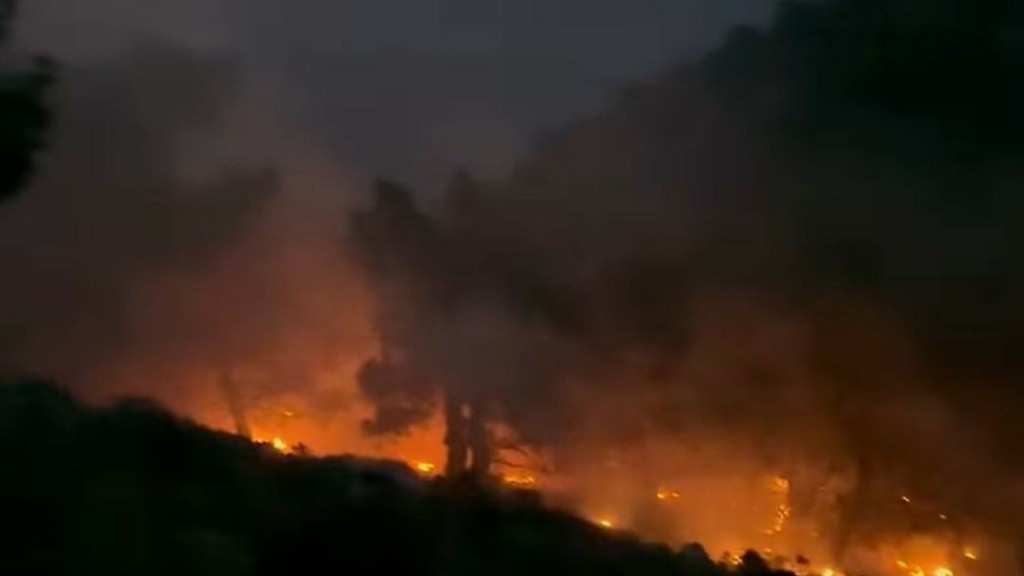 Φωτιά στη Σύμη: Ενισχύθηκαν οι δυνάμεις της Πυροσβεστικής