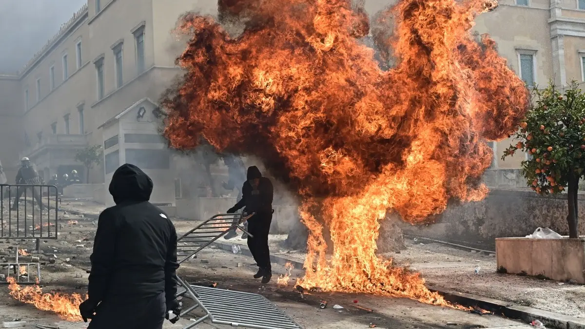 Σοβαρά επεισόδια στο Σύνταγμα – Κουκουλοφόροι έσπασαν μάρμαρα, «βροχή» μολότοφ