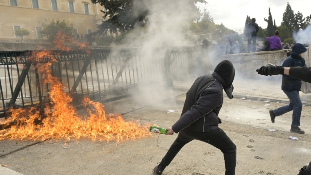 Σύνταγμα – Τέμπη: «Εκτοξεύτηκε ίδια φωτοβολίδα με αυτή που δολοφόνησε το παιδί μας» – Η ανάρτηση της μητέρας του Λυγγερίδη