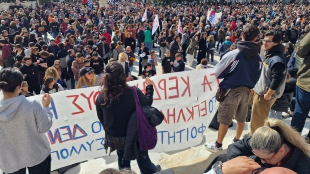 Σύρος: “Βούλιαξε” το νησί από χιλιάδες κόσμου για τα Τέμπη (φωτογραφίες, βίντεο)