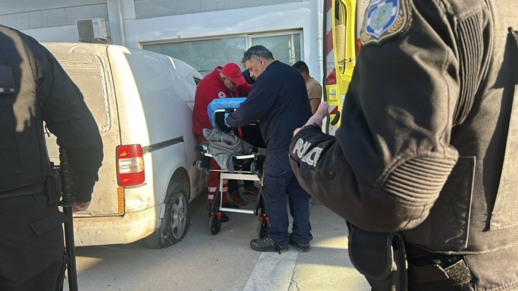 Σπάτα: Έγκυος γέννησε στο δρόμο με την βοήθεια εθελοντών του Ερυθρού Σταυρού