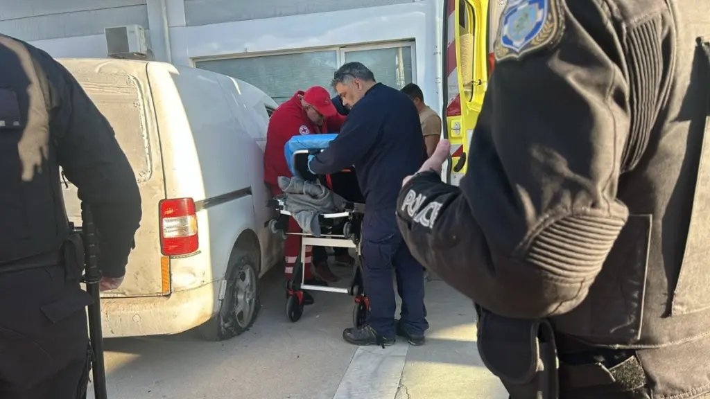 Σπάτα: Έγκυος γέννησε στο δρόμο με την βοήθεια εθελοντών του Ερυθρού Σταυρού
