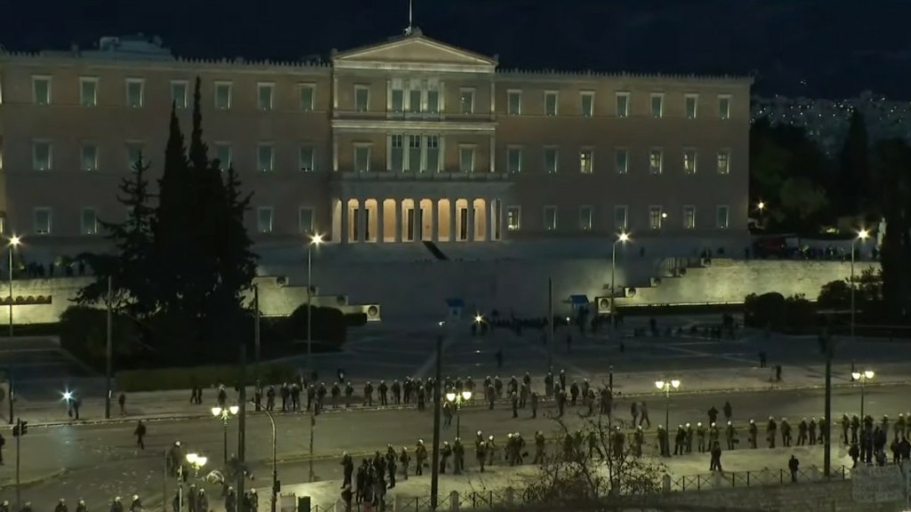 Σύνταγμα: Απομακρύνθηκε ο κόσμος έξω από τη Βουλή – Έκανε χρήση χημικών και κρότου λάμψης η ΕΛΑΣ