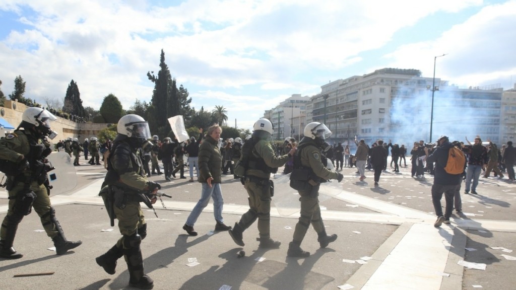 Νέος γύρος επεισοδίων στο Σύνταγμα: Ρίψεις αντικειμένων από διαδηλωτές – Απάντησαν με χημικά και κρότου λάμψης οι αστυνομικοί