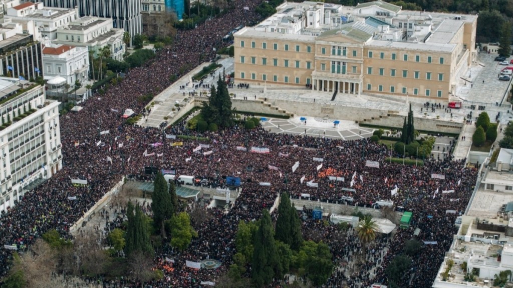 Επέστρεψαν οι διαδηλωτές στο Σύνταγμα – Καθιστική διαμαρτυρία γύρω από τα ονόματα των 57 θυμάτων της τραγωδίας των Τεμπών