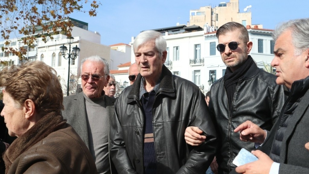 Τάκης Οικονομόπουλος: Η τελευταία του δημόσια εμφάνιση του στην κηδεία του Μίμη Δομάζου