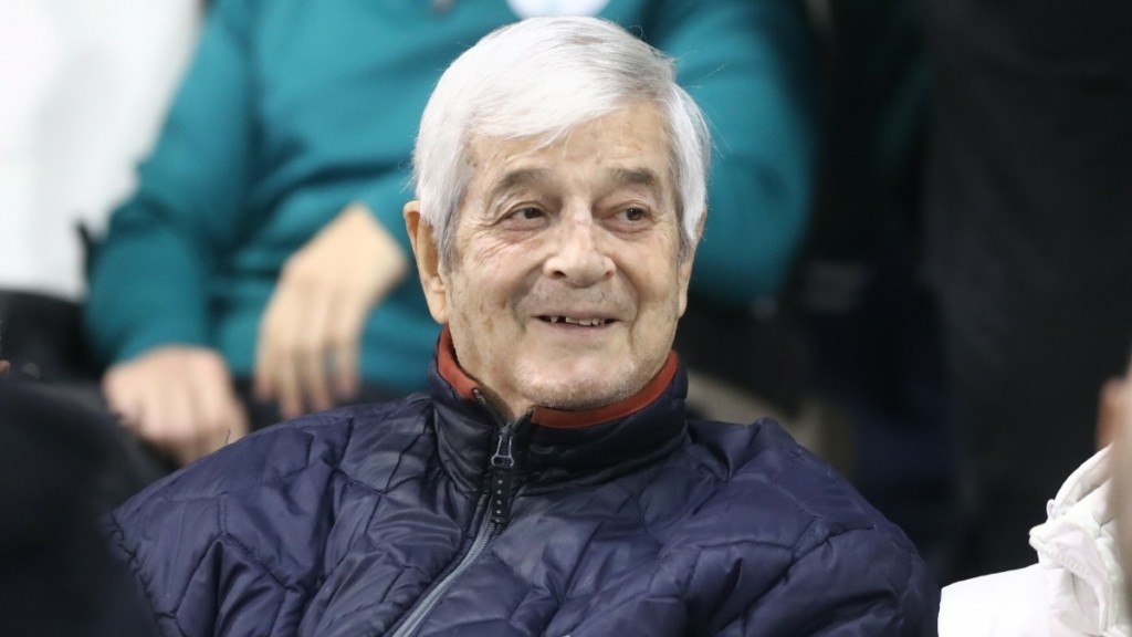 Τάκης Οικονομόπουλος: Σήμερα το τελευταίο αντίο στο “πουλί” του ελληνικού ποδοσφαίρου