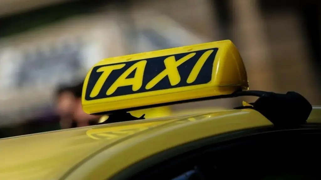 Επιβάτης αντιλαμβάνεται τη διπλή χρέωση διαδρομής από οδηγό ταξί και το καταγράφει σε βίντεο