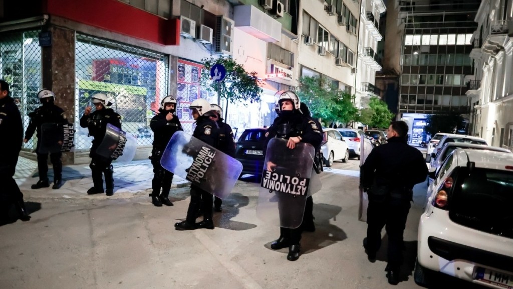 Τέμπη: Συγκέντρωση διαμαρτυρίας έξω από το πολιτικό γραφείο του Κώστα Καραμανλή στην Κλαυθμώνος