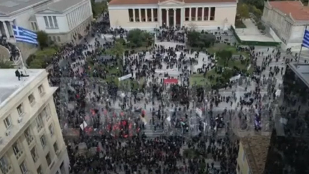 Χιλιάδες κόσμου στους δρόμους της Αθήνας – Πλάνα του DEBATER από drone