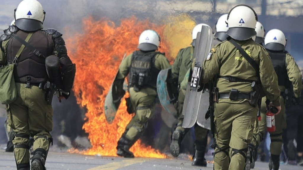 Επεισόδια στο Σύνταγμα: 29 άτομα στο νοσοκομείο με εγκαύματα και αναπνευστικά προβλήματα