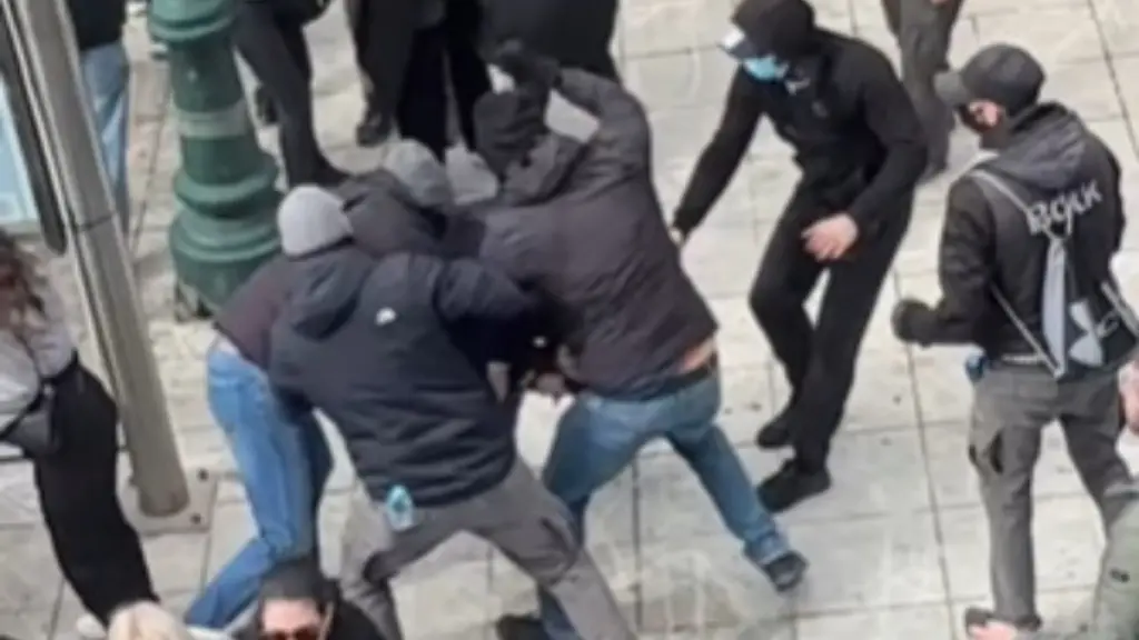 Επεισόδια στο Σύνταγμα: Βίντεο δείχνει κουκουλοφόρους να ξυλοκοπούν διαδηλωτή