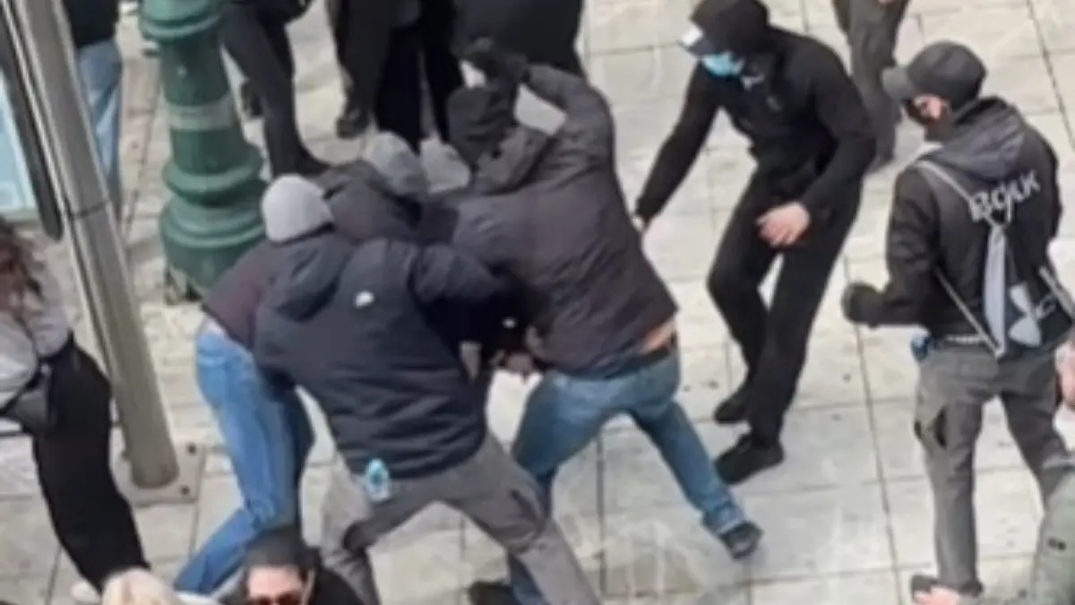 Επεισόδια στο Σύνταγμα: Βίντεο δείχνει κουκουλοφόρους να ξυλοκοπούν διαδηλωτή