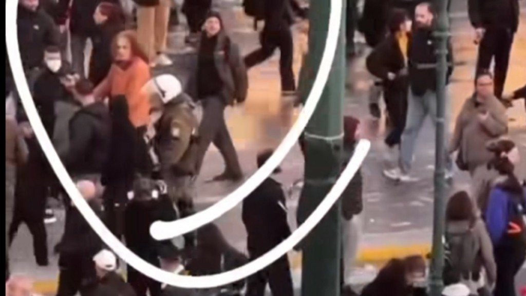 Σύνταγμα: Αστυνομικός χτυπάει πολίτη στην συγκέντρωση για τα Τέμπη (βίντεο)
