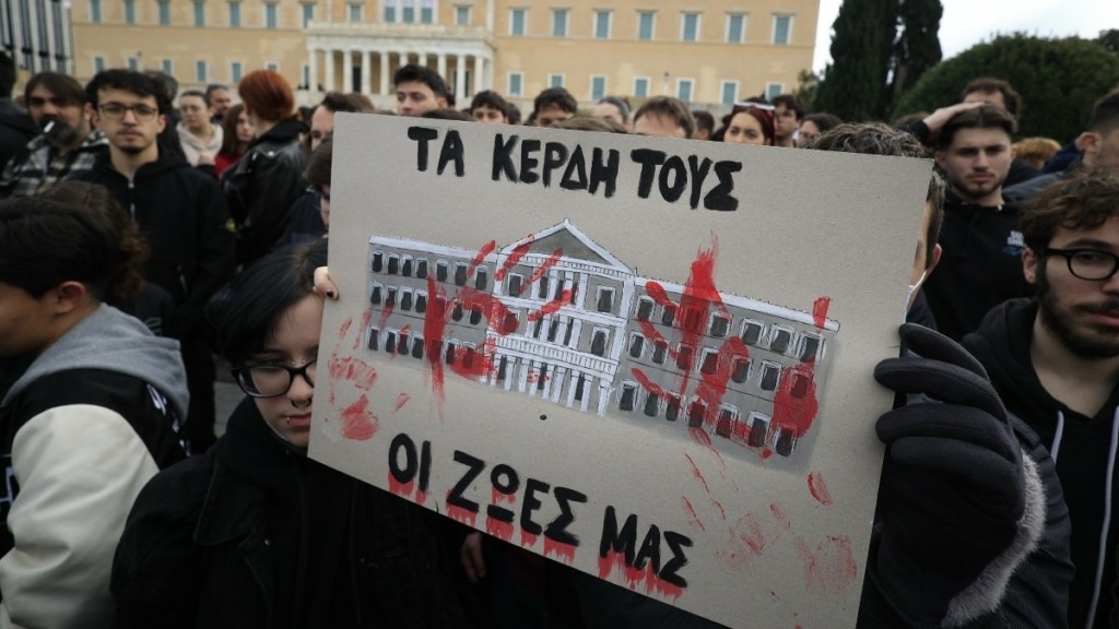Τέμπη: “Πρώτη φορά νιώθω ότι παίρνουμε πίσω το κλεμμένο μας οξυγόνο” – Η ανάγνωση των ονομάτων των 57 νεκρών στο Σύνταγμα