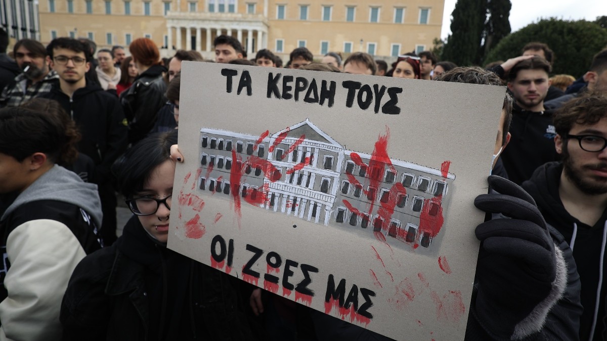 Τέμπη: “Πρώτη φορά νιώθω ότι παίρνουμε πίσω το κλεμμένο μας οξυγόνο” – Η ανάγνωση των ονομάτων των 57 νεκρών στο Σύνταγμα