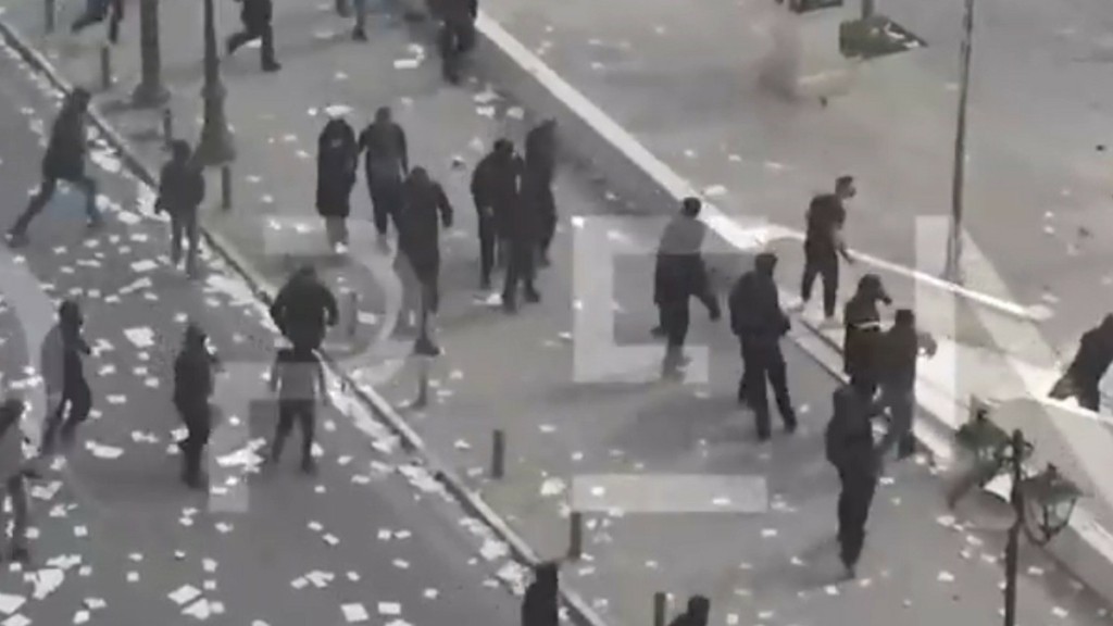 Συγκέντρωση για τα Τέμπη: Κουκουλοφόροι ρίχνουν κάτω και χτυπούν αστυνομικό – Δείτε το βίντεο