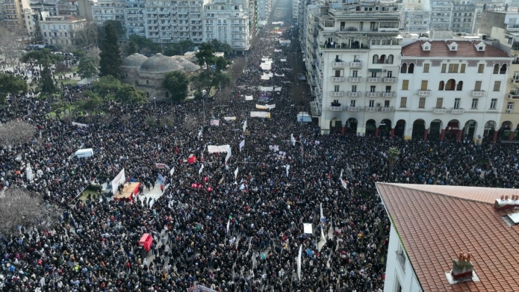 Θεσσαλονίκη: Λαοθάλασσα στη συγκέντρωση για τα Τέμπη στο κέντρο της πόλης (φωτογραφίες+βίντεο)