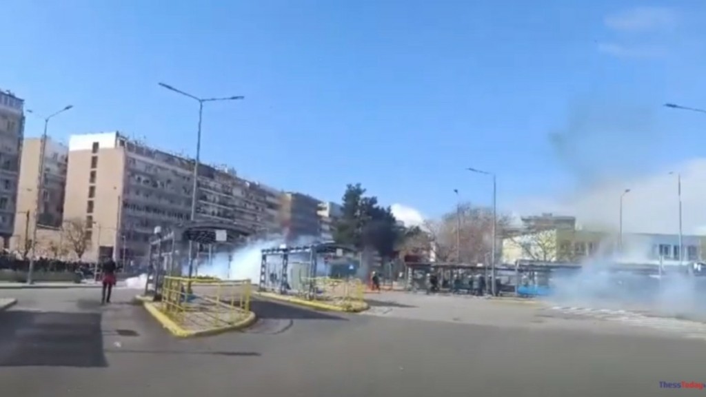 Θεσσαλονίκη: Επεισόδια μεταξύ κουκουλοφόρων και ΜΑΤ έξω από τον ΟΣΕ (ΒΙΝΤΕΟ)
