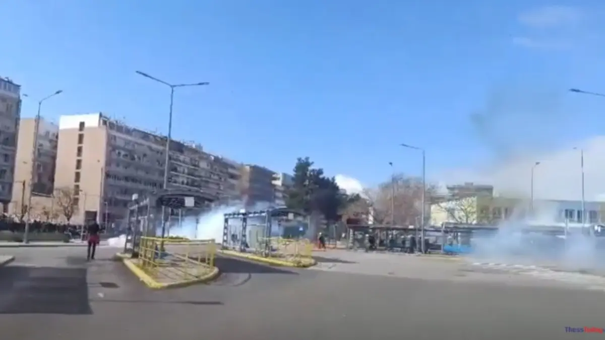 Θεσσαλονίκη: Επεισόδια μεταξύ κουκουλοφόρων και ΜΑΤ έξω από τον ΟΣΕ (ΒΙΝΤΕΟ)