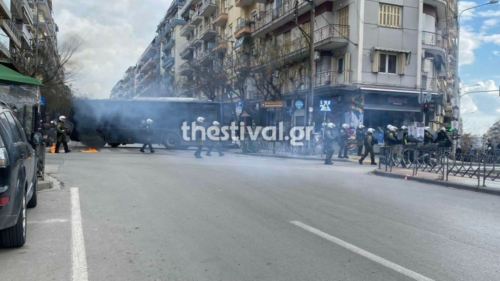 Θεσσαλονίκη: Ένταση στην Αγίου Δημήτριου – Συμπλοκή μεταξύ ΜΑΤ και κουκουλοφόρων (ΒΙΝΤΕΟ)
