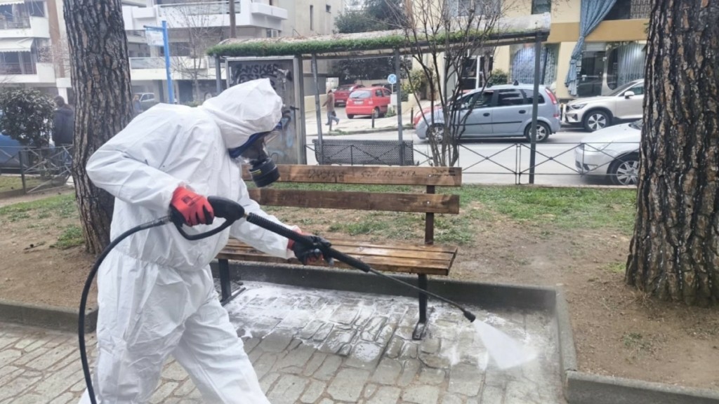 Θεσσαλονίκη: Άγνωστοι «πέταξαν» νεκρά ζώα συντροφιάς και ψάρια σε παιδική χαρά
