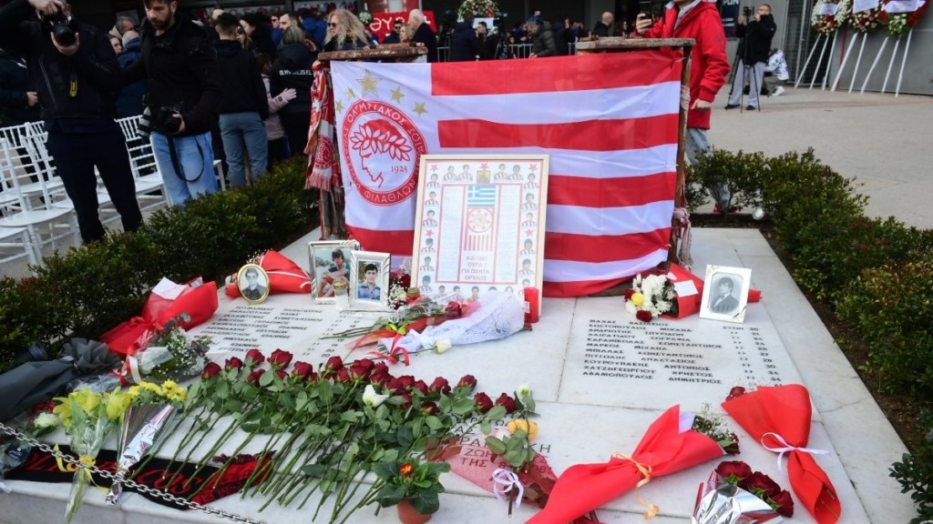 Θύρα 7: Σε κλίμα συγκίνησης το μνημόσυνο για τα 44 χρόνια από την τραγωδία με τους 21 νεκρούς