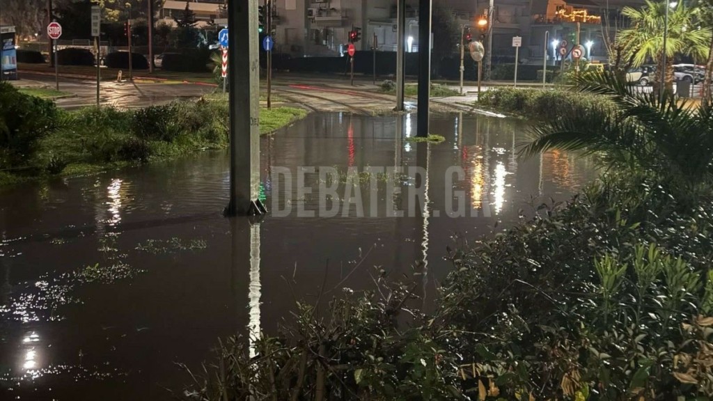 Γλυφάδα: Πλημμύρισαν οι γραμμές του τραμ από την καταιγίδα (φωτογραφίες)
