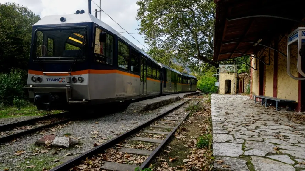 Καλάβρυτα: Ακινητοποιήθηκε τρένο με παιδιά από σχολείο της Καλαμάτας σε γέφυρα