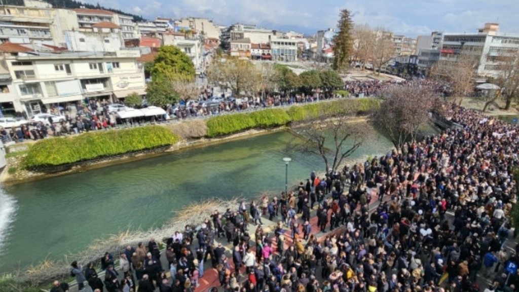 Τρίκαλα: Πλημμύρισε η κεντρική πλατεία από χιλιάδες κόσμου για τα Τέμπη (φωτογραφίες, βίντεο)