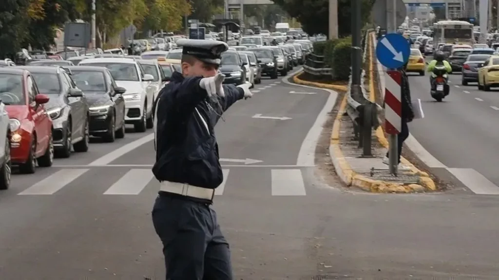 Καθυστερήσεις στη Λεωφόρο Σχιστού λόγω πτώσης πετρελαίου στο οδόστρωμα