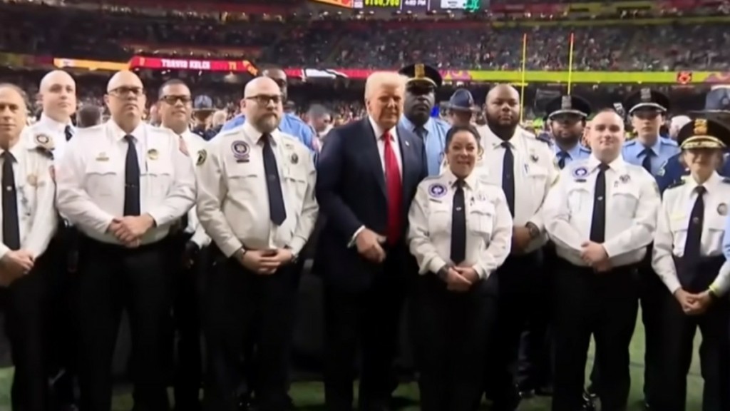 Ιστορική εμφάνιση Τραμπ στο Super Bowl – Έγινε ο πρώτος πρόεδρος των ΗΠΑ που βρέθηκε στο γήπεδο