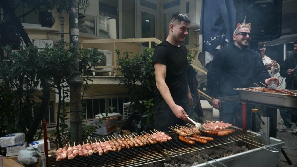 Τσικνοπέμπτη: Ψησταριές, γλέντι και πάρτι σε δρόμους και πλατείες στη Λάρισα