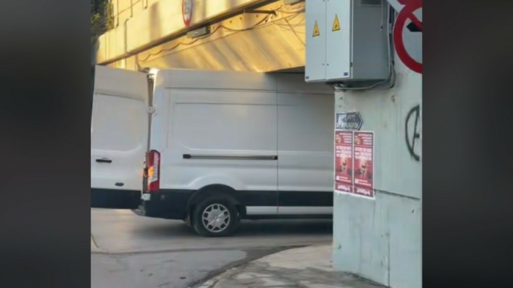 Άγιοι Ανάργυροι: Απρόσεκτος οδηγός βαν πέρασε κάτω από γέφυρα και σφήνωσε – Δείτε την εικόνα