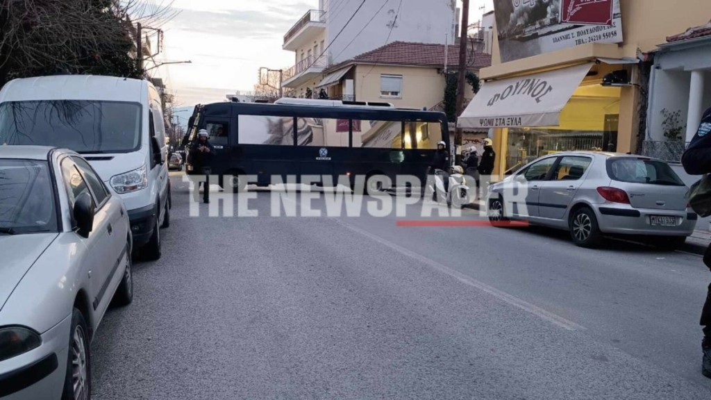 Βόλος: Διαδηλωτές προσπάθησαν να πολιορκήσουν το γραφείο του Τριαντόπουλου – Τους απέτρεψε η Αστυνομία