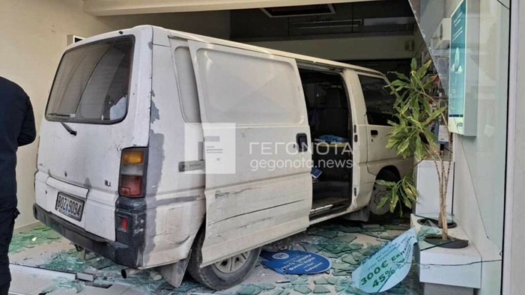 Βόλος: Ηλικιωμένος έπαθε ανακοπή και “μπήκε” με το αυτοκίνητό του σε κατάστημα (pic)