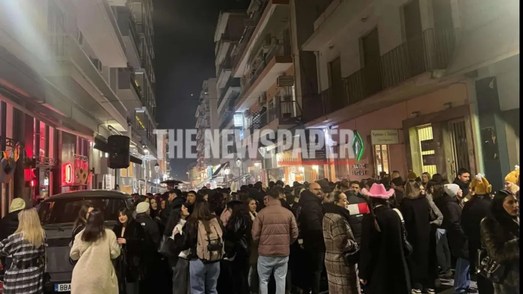 Τσικνοπέμπτη: Χαμός στο κέντρο του Βόλου με γλέντι στους δρόμους