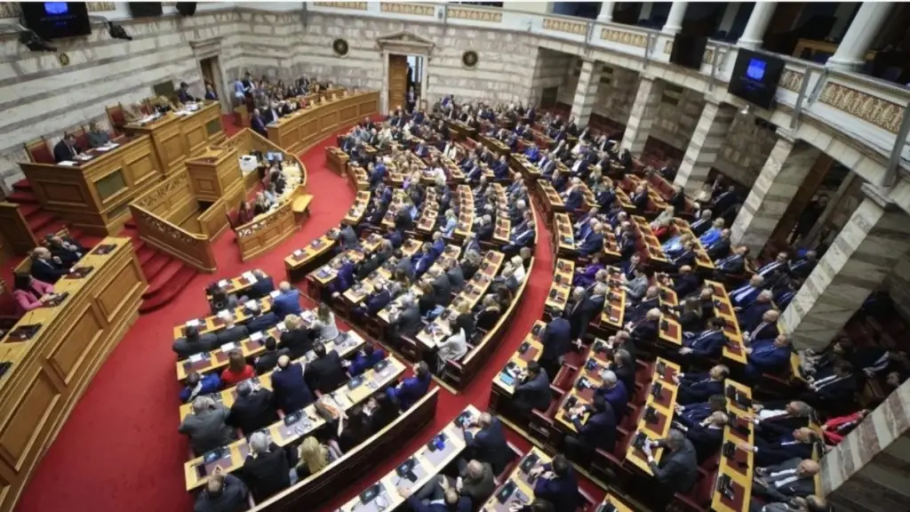 Δημήτρης Μάντζος: Φωνές και λιποθυμίες έξω από το γραφείο του στη Βουλή –  Παρενέβη η φρουρά