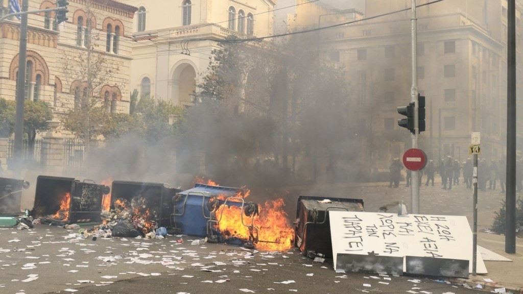 Σύνταγμα: Τραυματίστηκε ο φωτορεπόρτερ Ορέστης Παναγιώτου