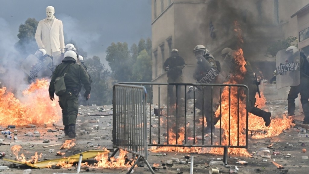 Σύνταγμα: Ελεύθεροι επτά από τους συλληφθέντες για τα επεισόδια πριν τη συγκέντρωση