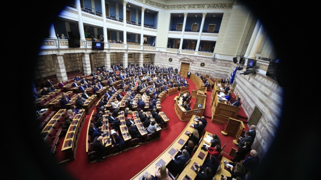Τέμπη: Η σκληρή πολιτική αντιπαράθεση βοηθάει ή υποσκάπτει την αλήθεια;
