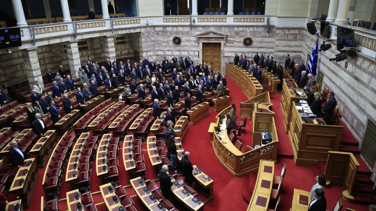 Βουλή: Τηρήθηκε ενός λεπτού σιγή προς τιμήν των 57 θυμάτων στα Τέμπη (Φωτογραφίες)