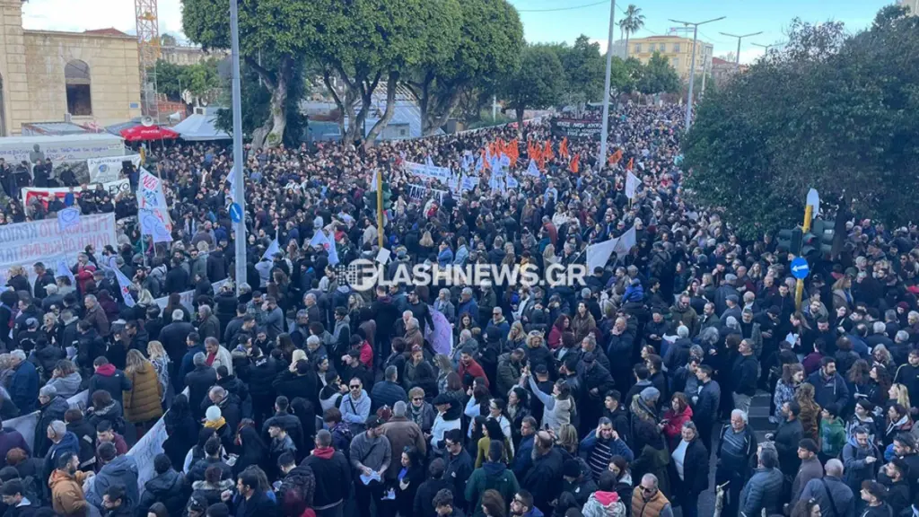 Χανιά: Βουλιάζουν από κόσμο πλατείες και δρόμοι για τα Τέμπη (Βίντεο + Φωτογραφίες)