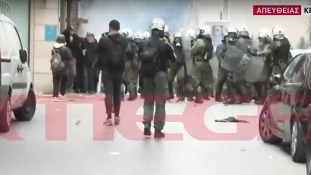Τέμπη: Εγκλωβισμένη η Βελίκα Καραβάλτσιου, «πνιγμένη» στα χημικά: “Δεν μπορούμε να αναπνεύσουμε”