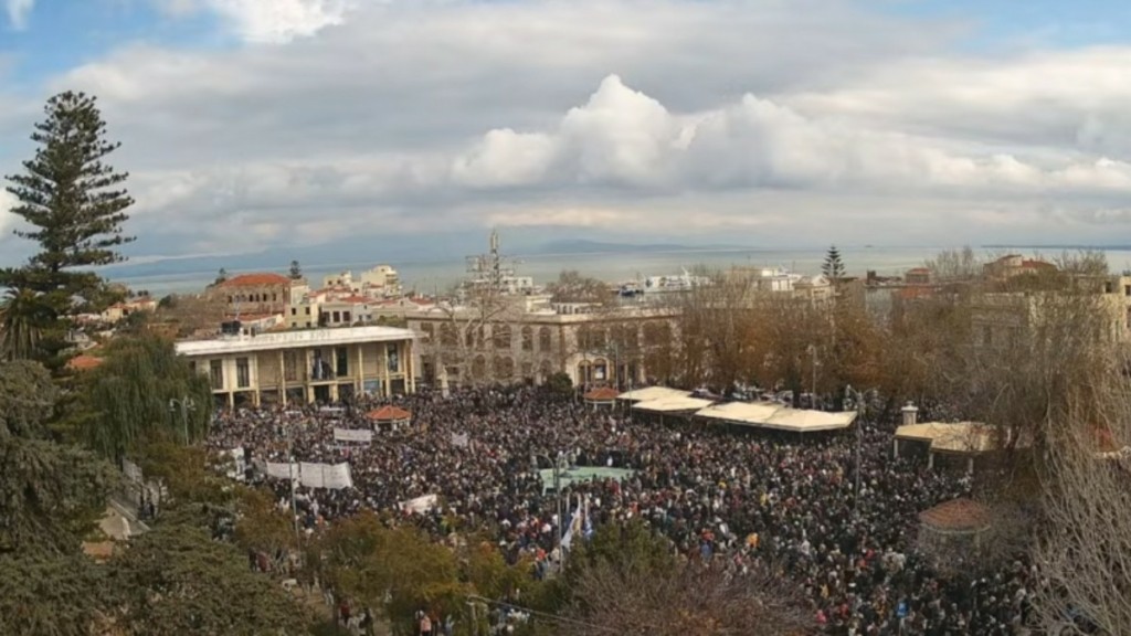 Χίος: Κοσμοσυρροή στην κεντρική πλατεία για τα Τέμπη (φωτογραφίες)